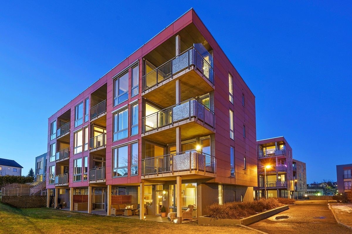 Bygget. Terrassen ligger i første etasje. Galleribilde