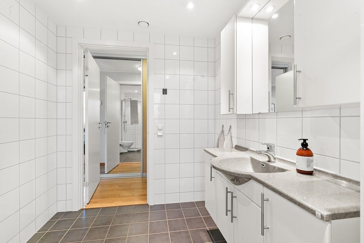 Bad (Bildene er hentet fra salgsoppgaven. Møblene kan dermed variere.) Galleribilde