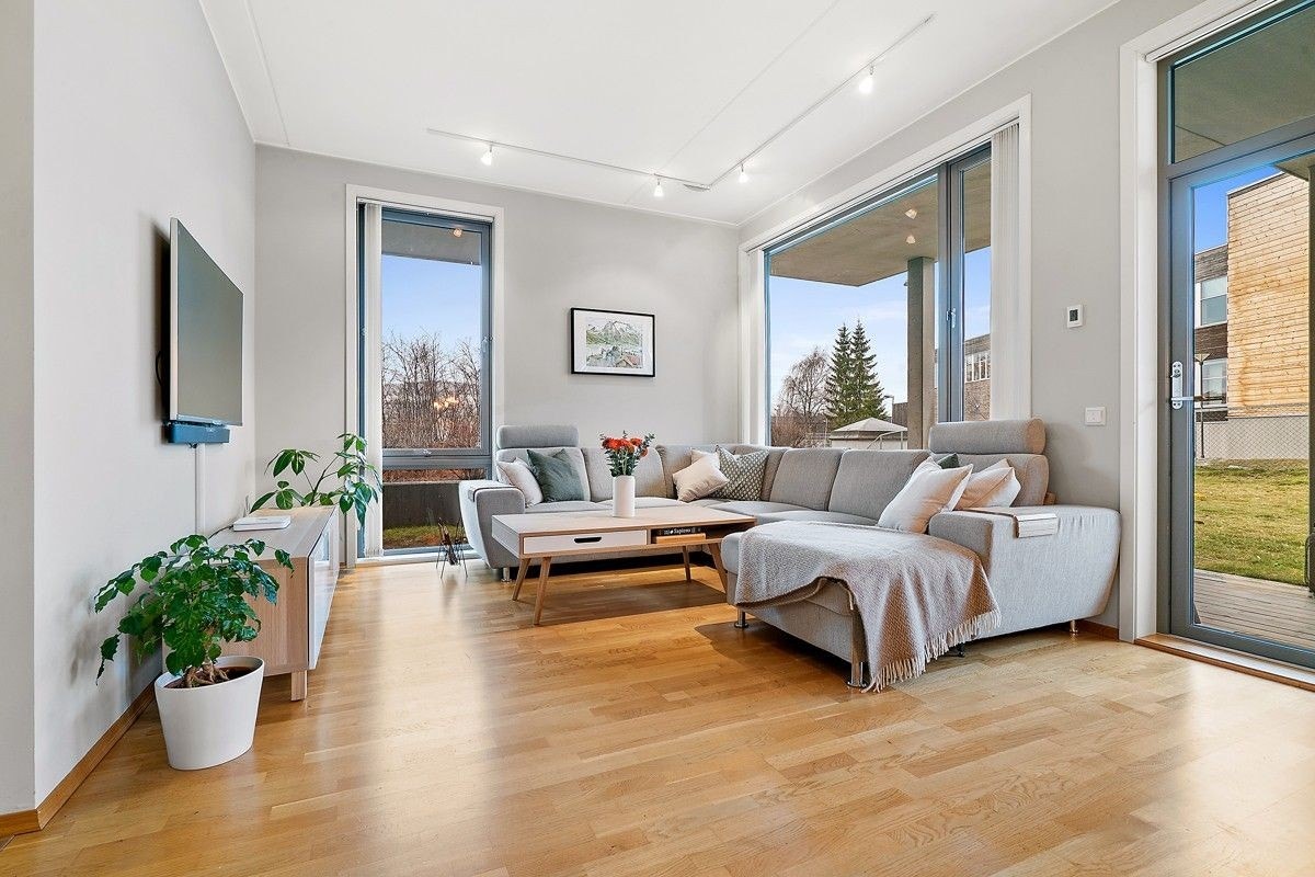 Stue med store vinduer. (Bildene er hentet fra salgsoppgaven. Møblene er ikke samme som avbildet ogb kan dermed variere.) Galleribilde