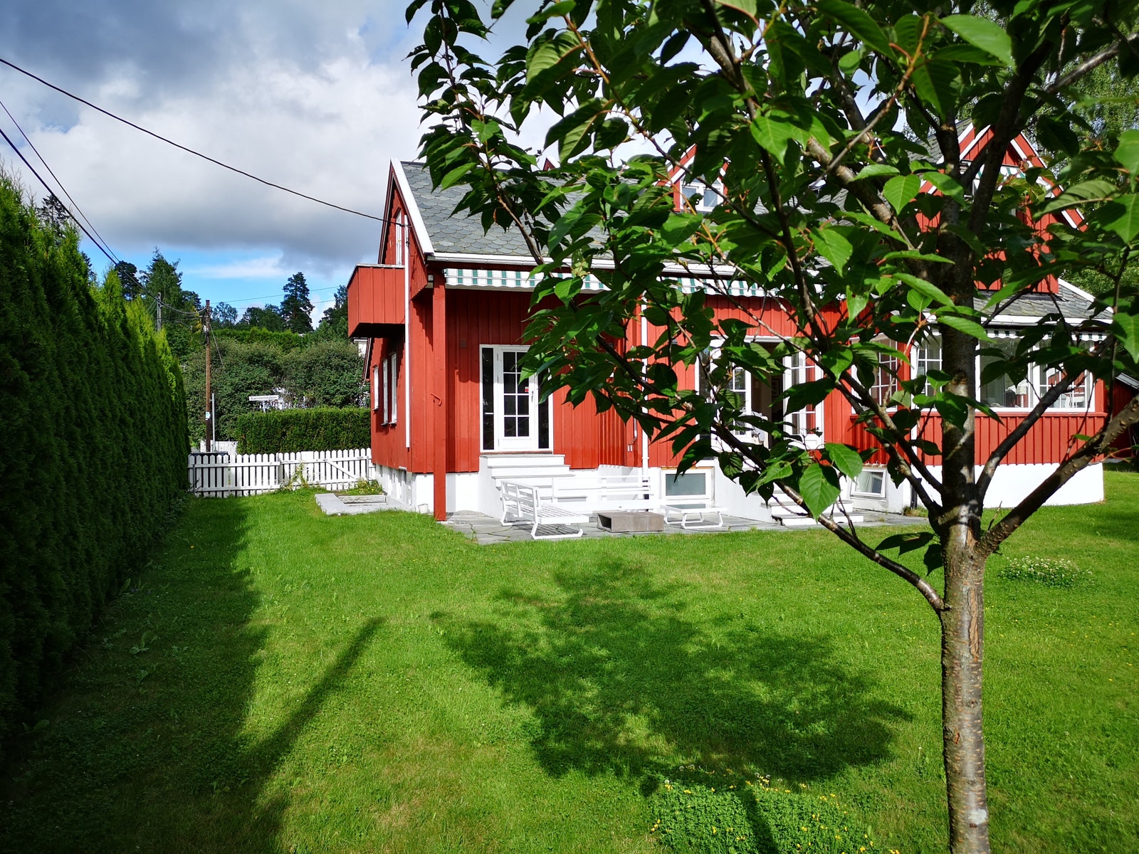 Inngang på venstre side av huset. Galleribilde