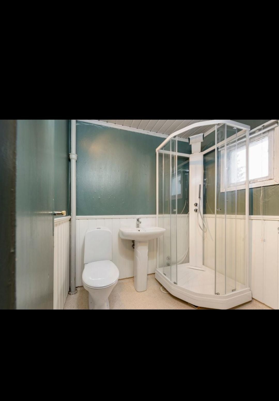 Bad: nytt gulv, toalett og dusjkabinett Galleribilde