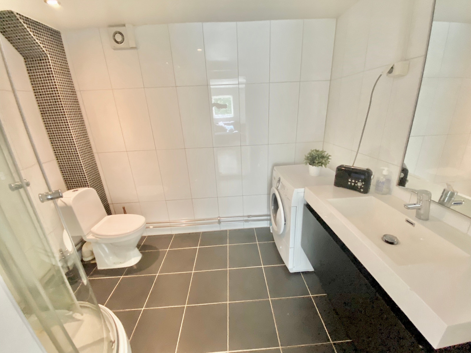 Bad med vaskemaskin Galleribilde