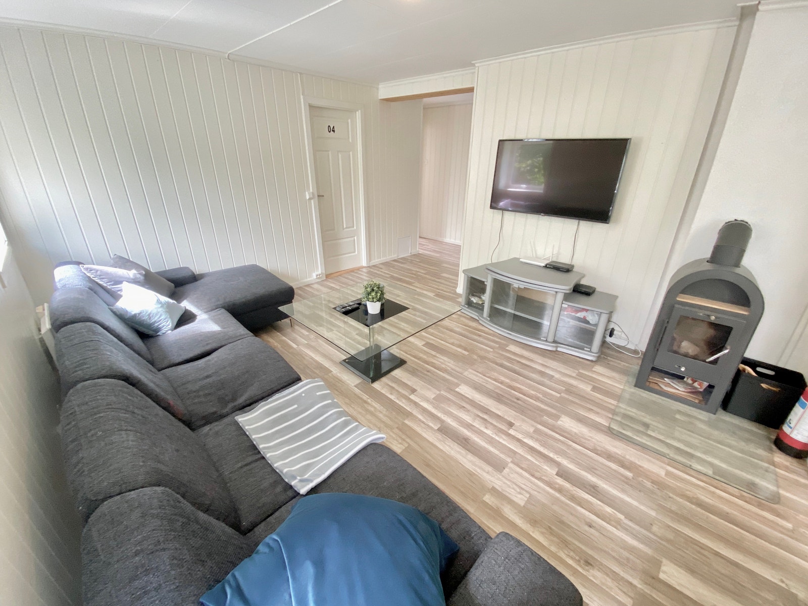 Stue med tv og vedovn Galleribilde