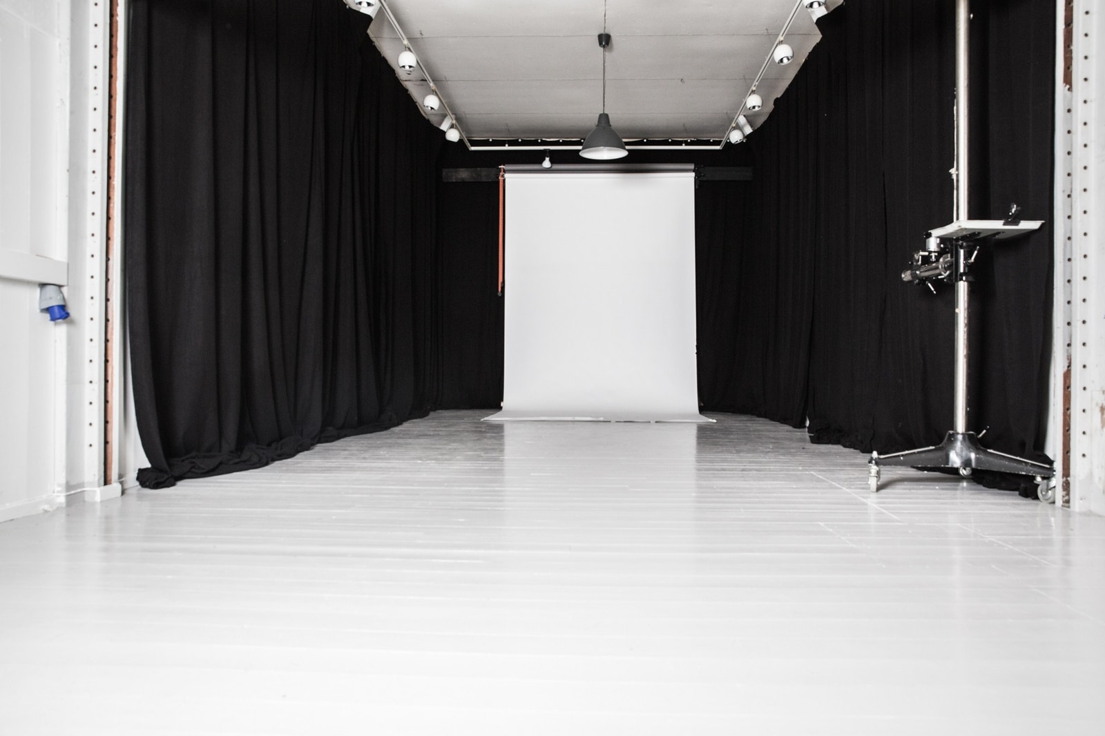 I «Prestens vognskjul» er det mulig å leie plass til fotografering, forestillinger, kurs m.m. – ta kontakt. Satt opp som fotostudio. Foto: Kim Fjeldberg/Tanken Bak Galleribilde