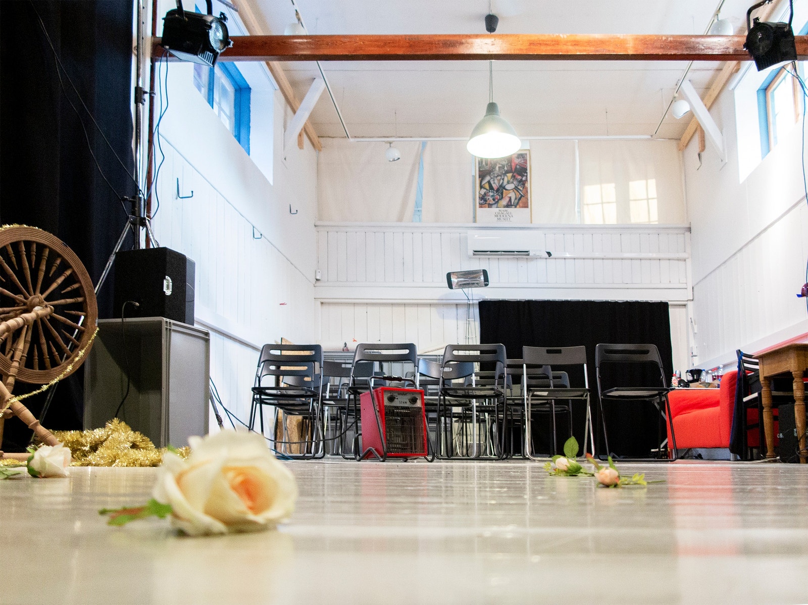 I «Prestens vognskjul» er det mulig å leie plass til fotografering, forestillinger, kurs m.m. – ta kontakt. Her fra teaterforestilling. Galleribilde