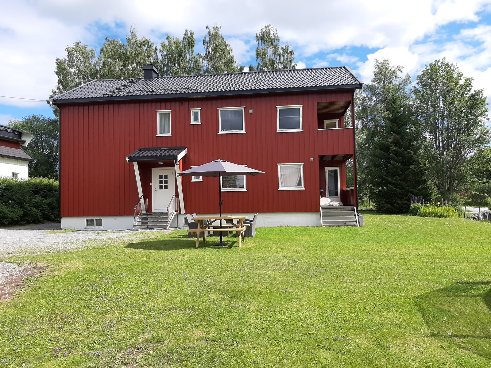 Fasade utvendig, stor felles hage Galleribilde