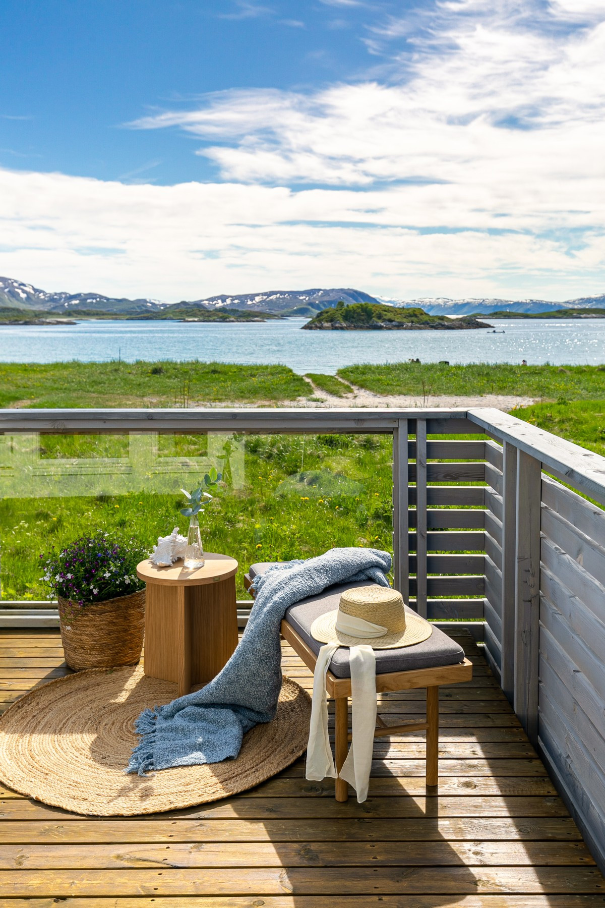 Mellom hytta og stranden er det eng på ca 100 meter