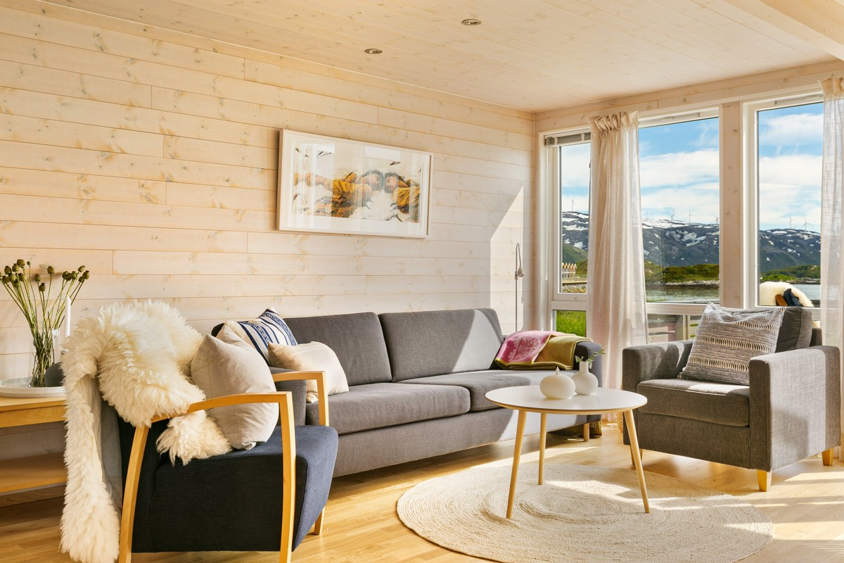 God plass til sittegruppe i stue - fantastisk utsikt fra bolige