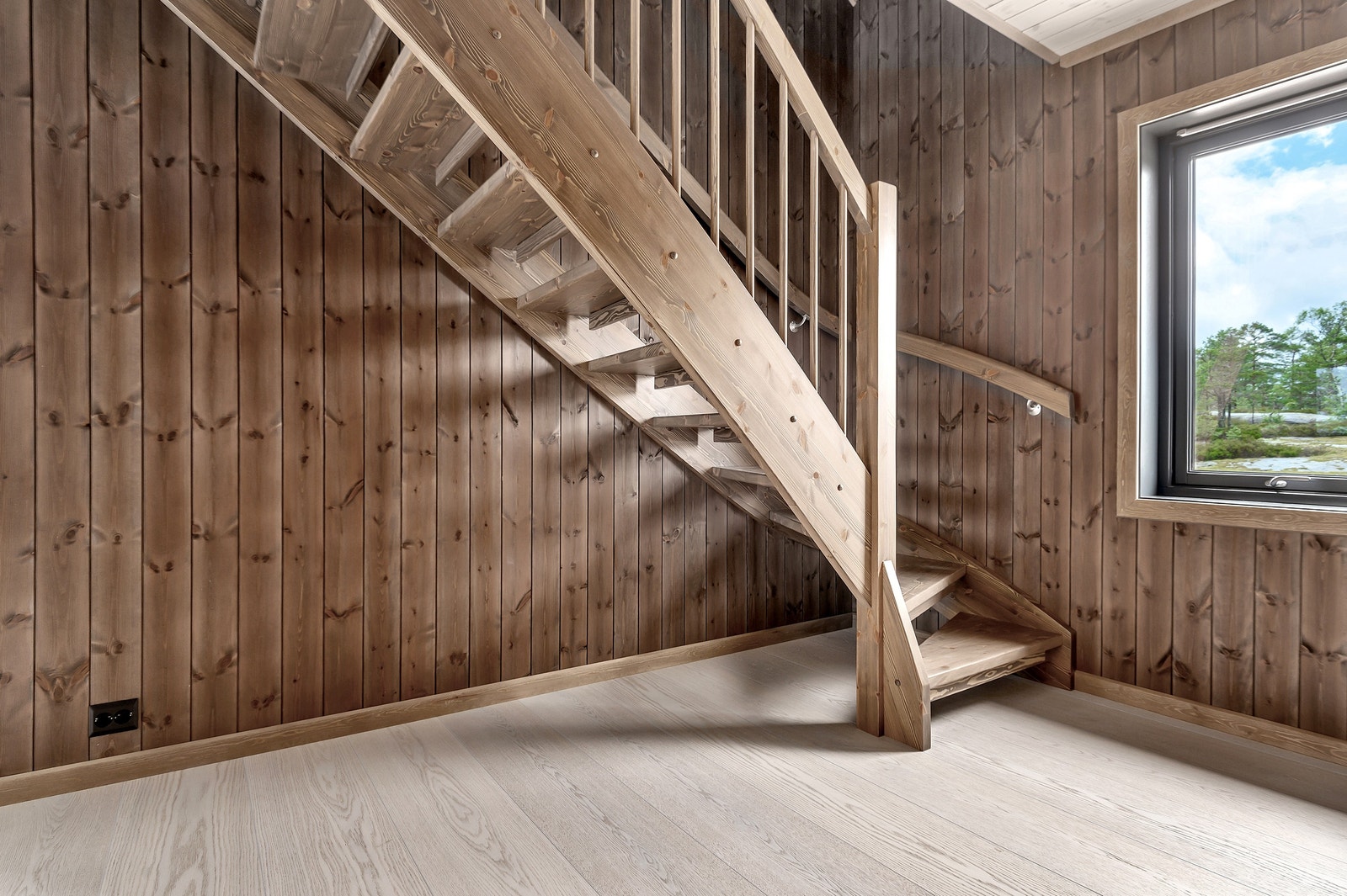 Solid interiørbeiset trapp opp til hemsen. Galleribilde