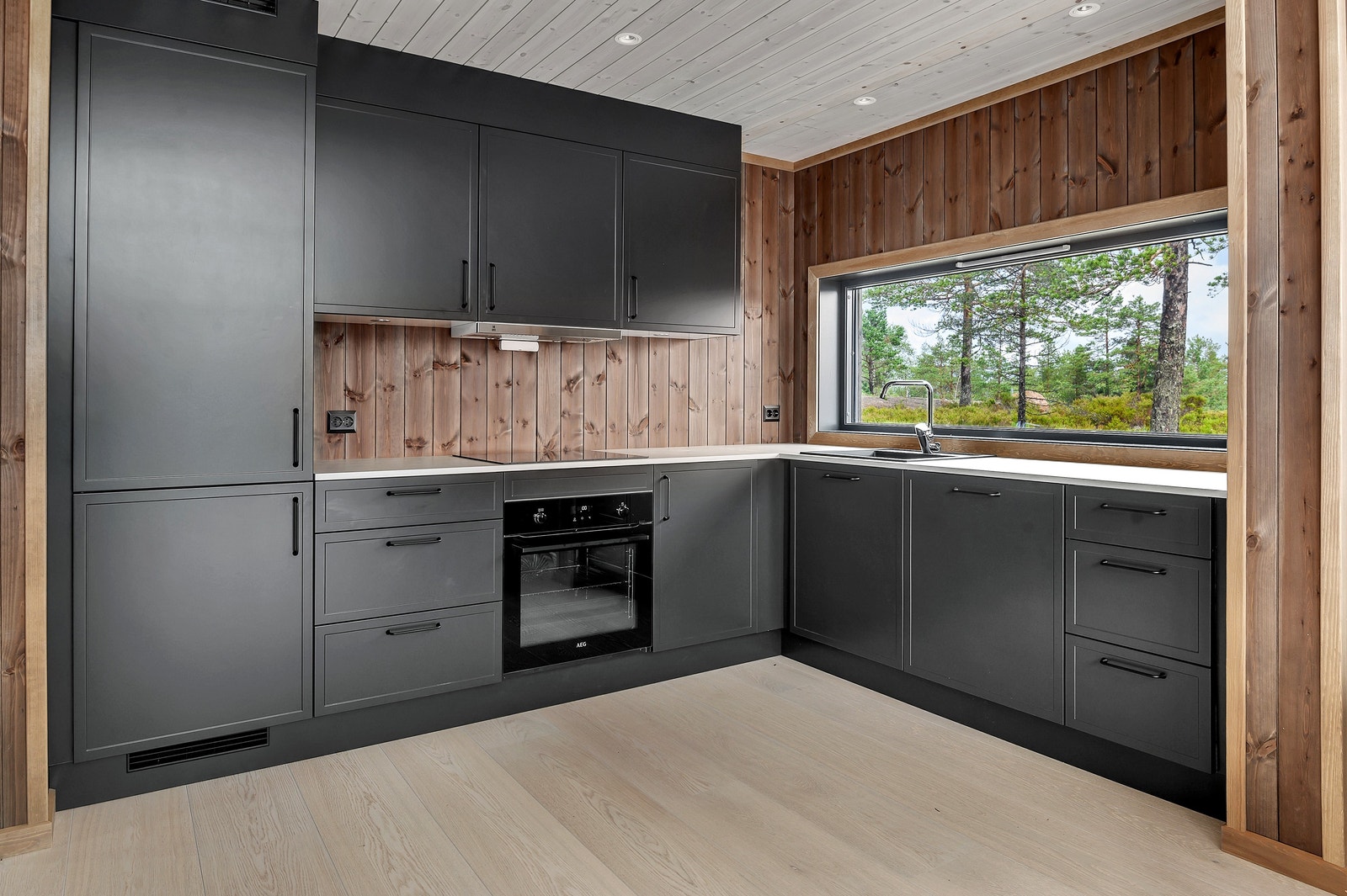 Kjøkkenet er i moderne mørk utførelse, og er levert av Strai Kjøkken. Galleribilde