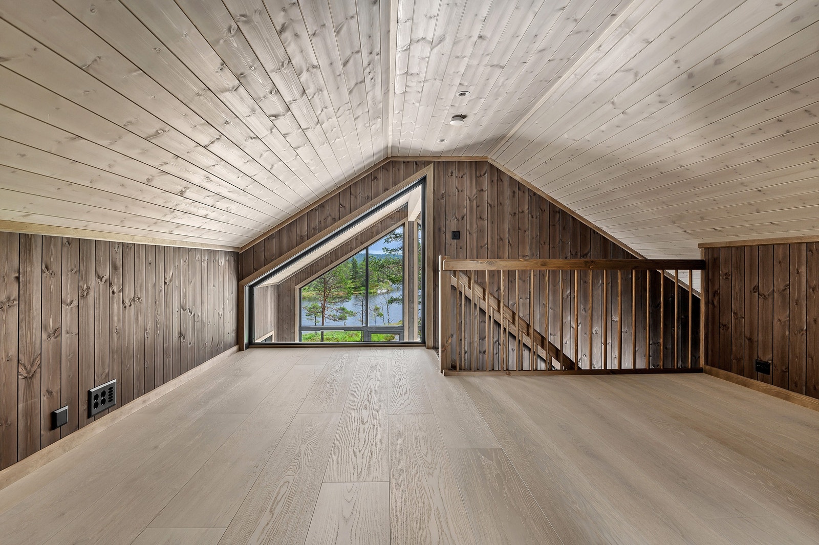 Her på loftstua er det ideelt for ungdommen å ha en liten TV stue eller "gaming" rom. Galleribilde