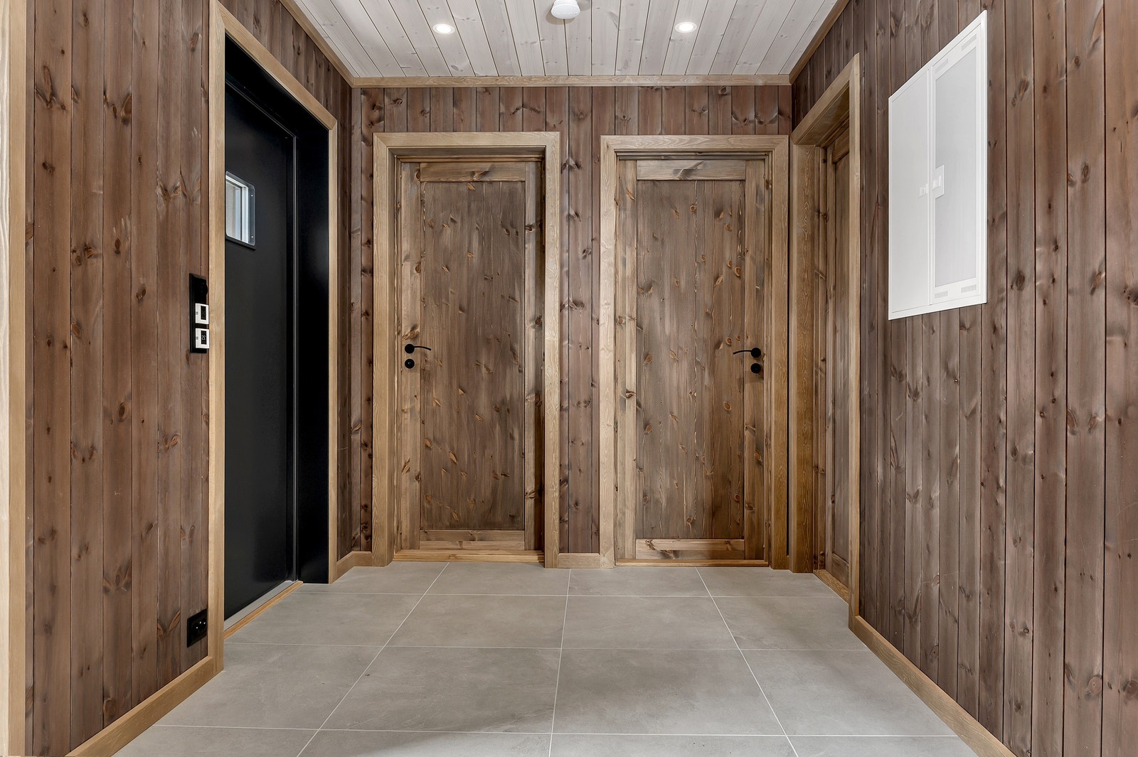 Gang med fliser på gulvet. Galleribilde