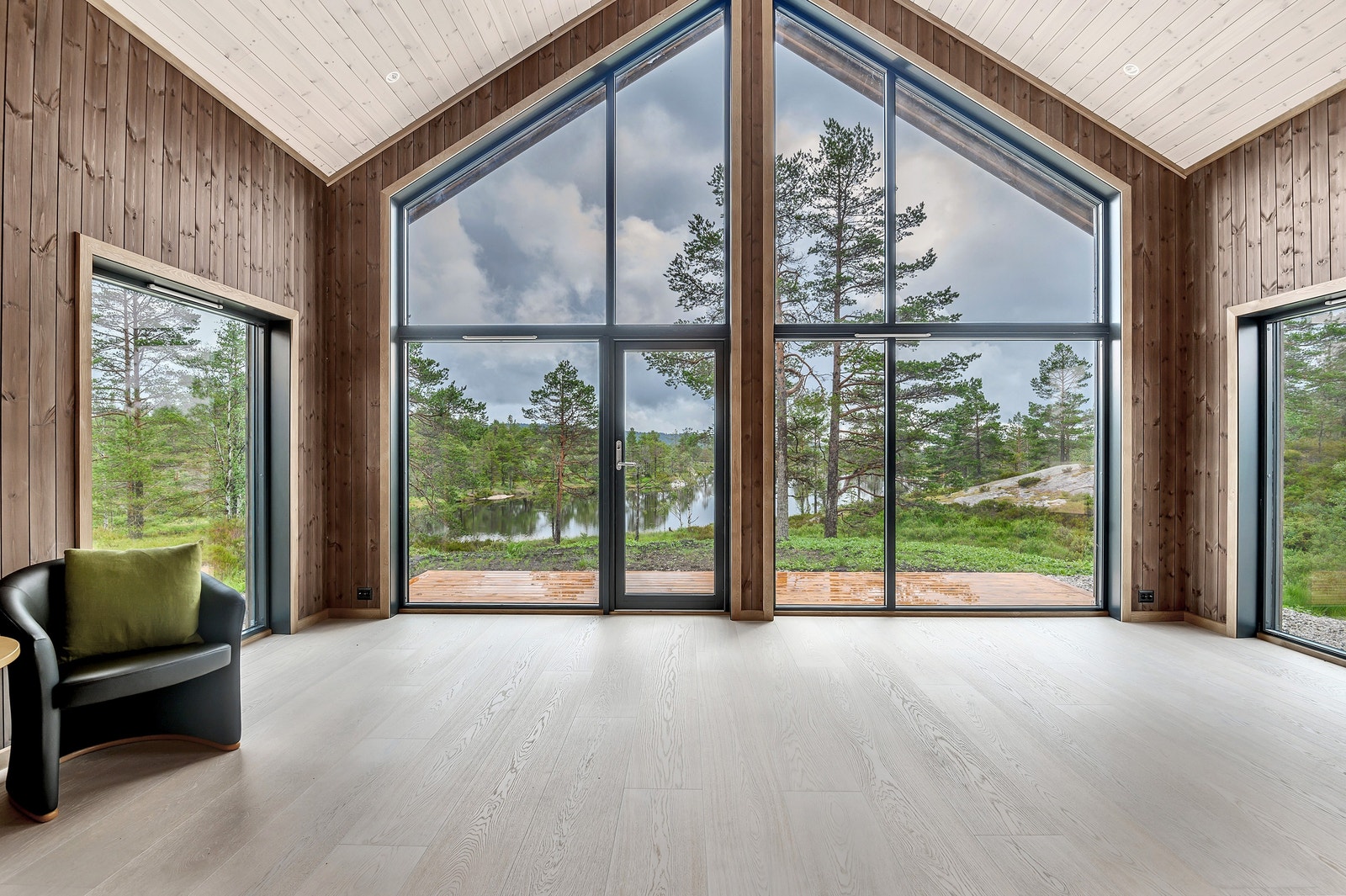 Ekstra store vinduer i stua, med soldemping i glasset. Galleribilde