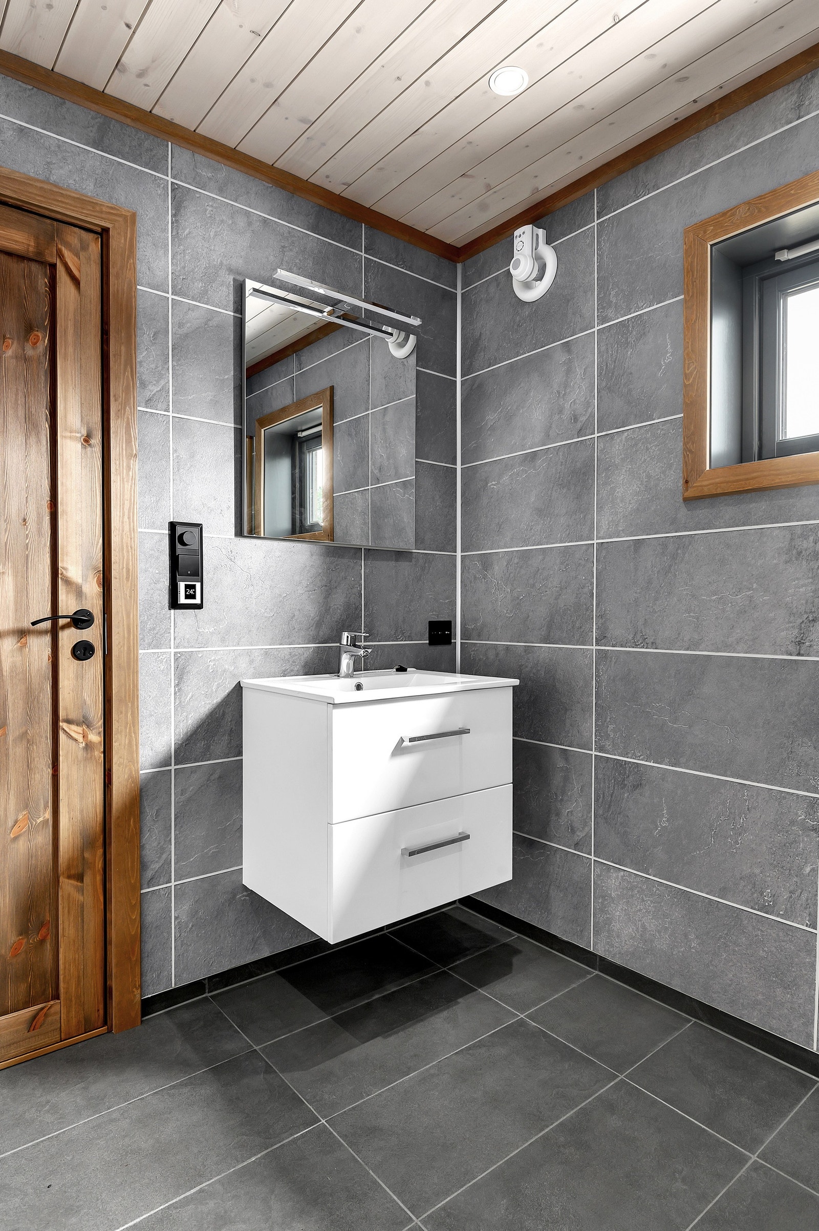 Badet leveres ferdig innredet med baderomsmøbler og dusjhjørne. Galleribilde