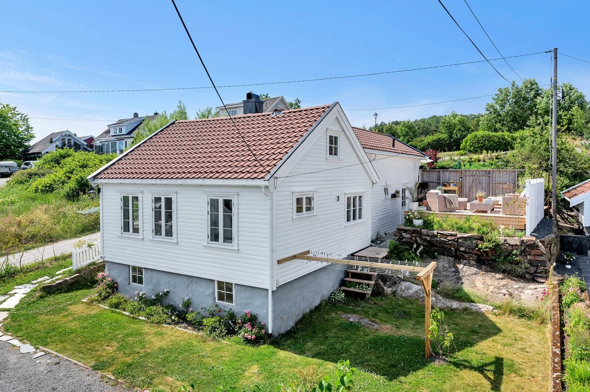 Velkommen til Springvannsheia 20, et koselig sørlandshus med utsikt og gode solforhold. Galleribilde