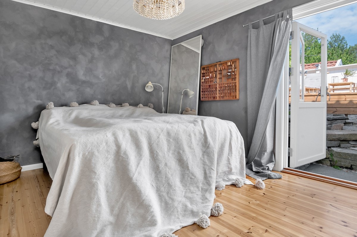 Soverom med utgang til terrasse/ hage Galleribilde