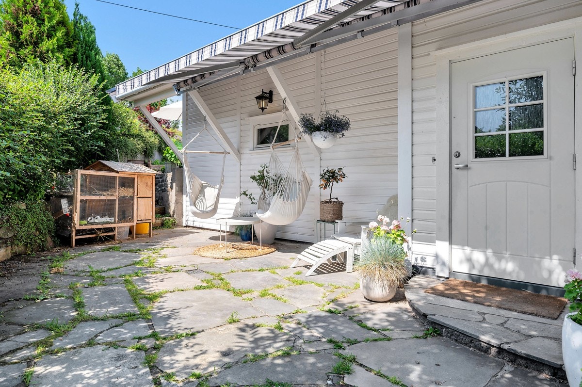 Lunt og solrikt inngangsparti Galleribilde