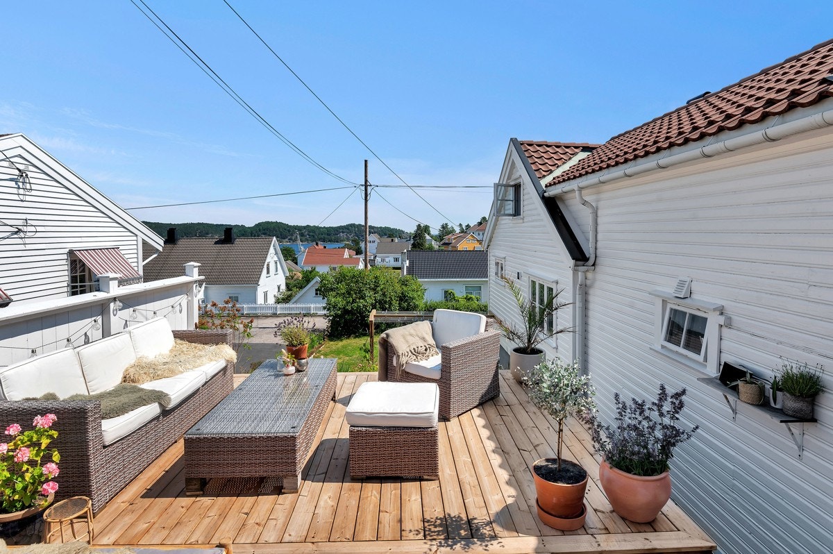 Stor, solrik og flott terrasse med utsikt. Galleribilde