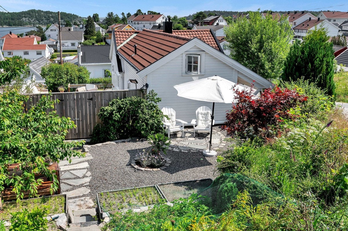 Flere lune og fine uteplasser på tomten Galleribilde