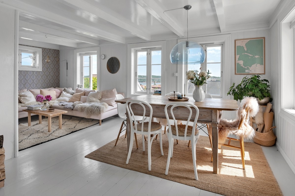 Flott stue med utsikt og god romløsning Galleribilde