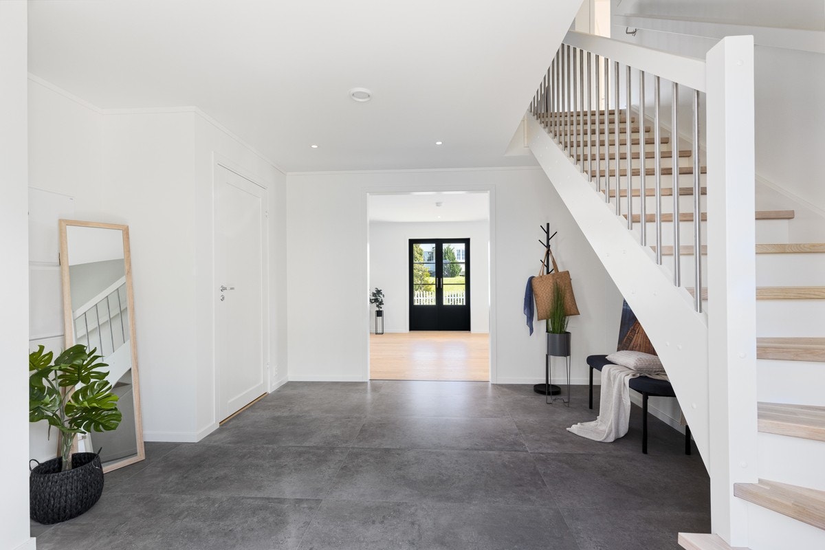 Downlightsbelysning og 60x120 fliser i grå utførelse med underliggende varme. Galleribilde
