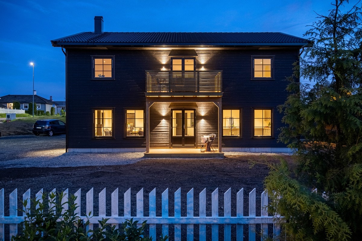 Velkommen til en splitter ny og nøkkelferdig enebolig med høy standard og barnevennlig beliggenhet på Sørumsand. Galleribilde