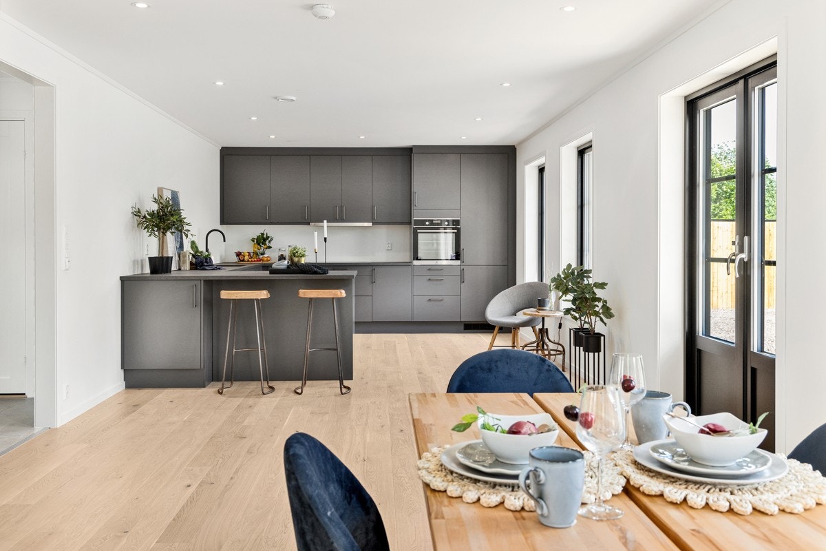 Kjøkkenet fremstår som lekkert og stilrent og understreker boligens moderne kvaliteter. Galleribilde