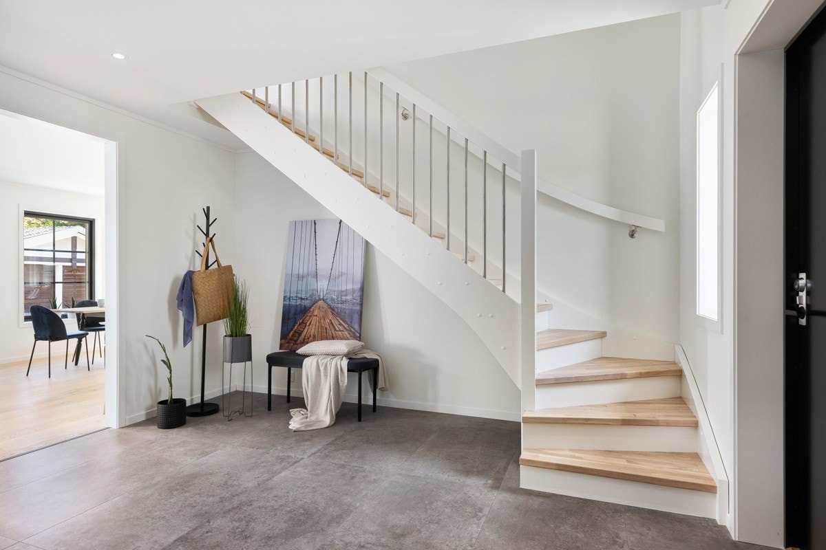 Innbydende og romslig hall med gode garderobemuligheter. Galleribilde