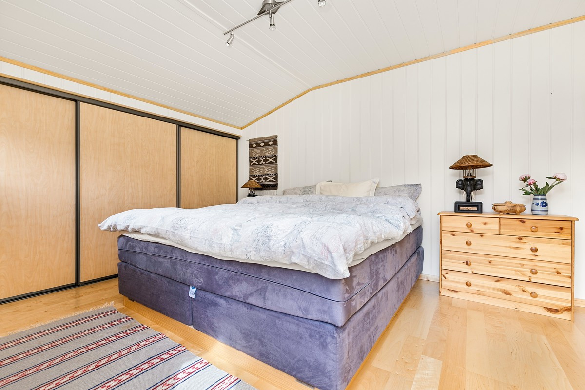 Hovedsoverom med store skyvedørsgarderober