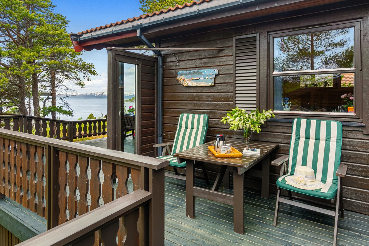 Terrasseplattingen en generøs og har flere muligheter for sittegrupper