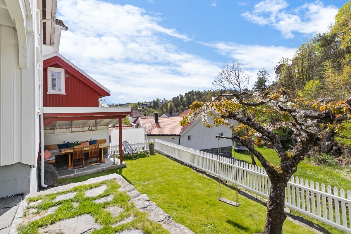Østerkleiv 32 er en bolig over tre plan, med hage og parkering! Galleribilde