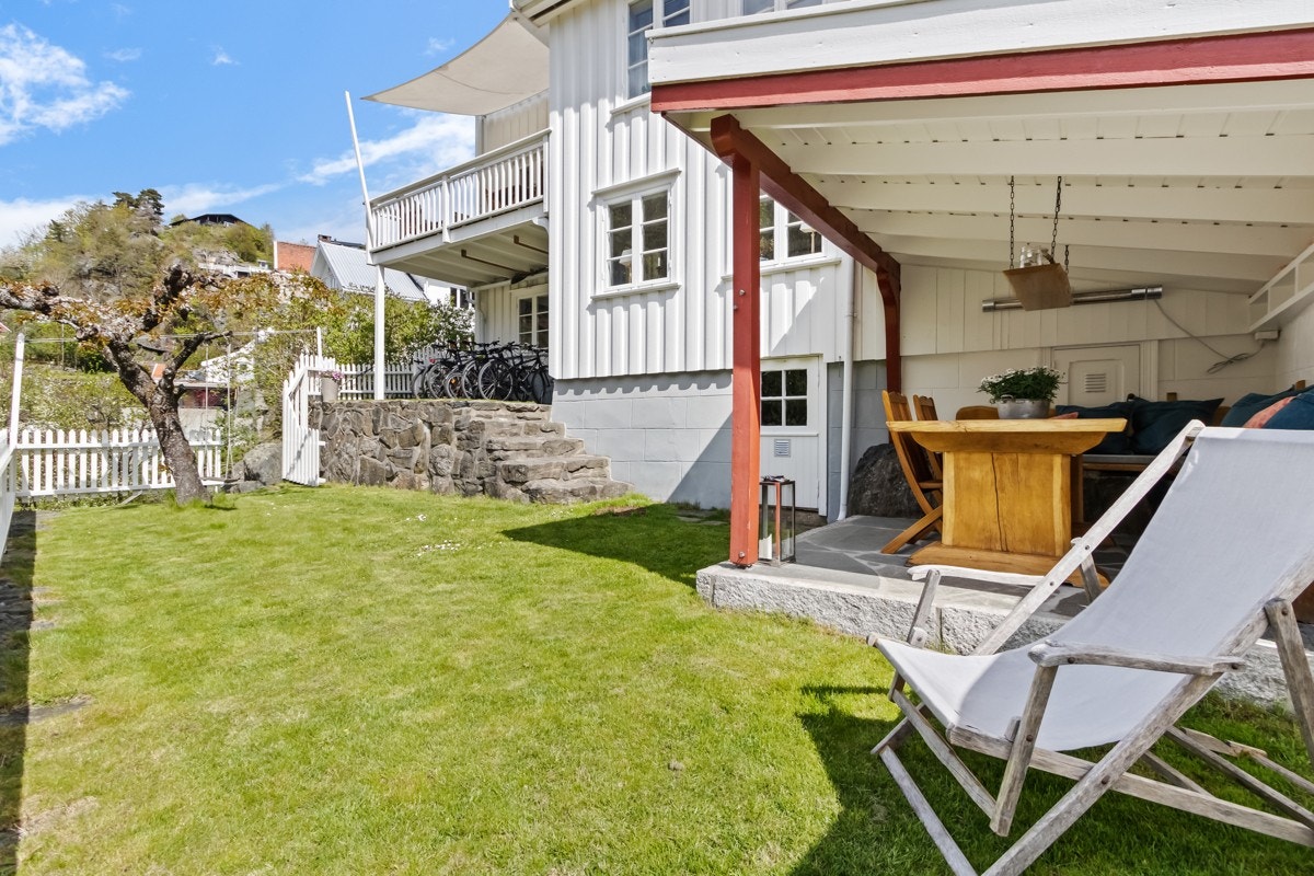 Stor hage med utgang fra stue i 1.etasje. Galleribilde