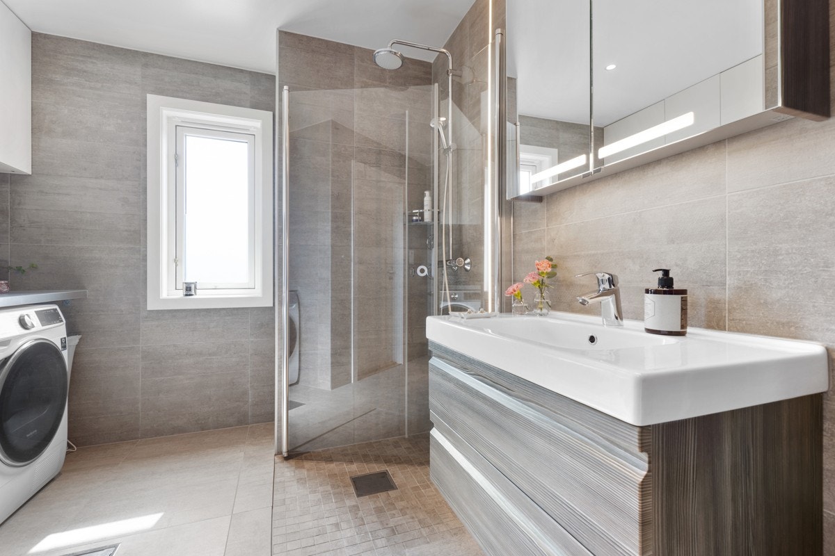 Badet har gulvvarme og det er også her høyttaler i himling Galleribilde