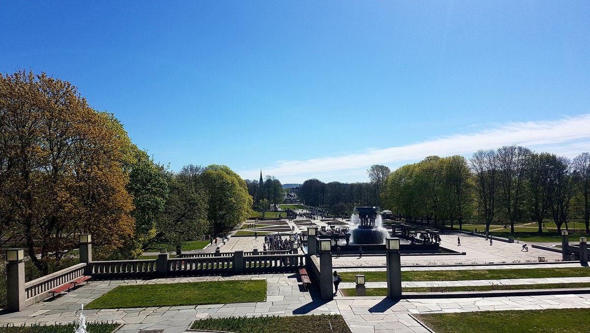 Gangavstand til yrende liv i Frognerparken hvor man kan jogge, lufte hunden, spille badminton m.m. Galleribilde