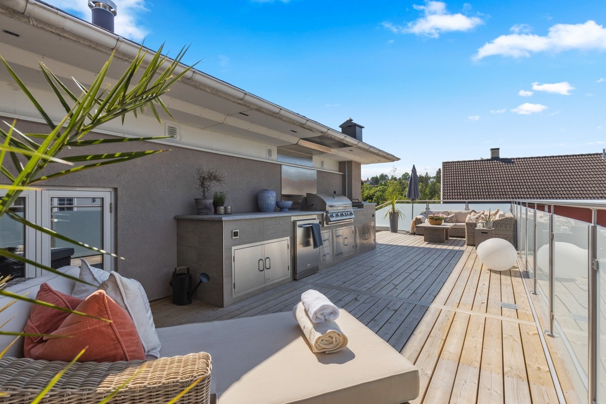 Terrassen er en ideell uteplass for sene sommerkvelder med grillmat og gode venner Galleribilde