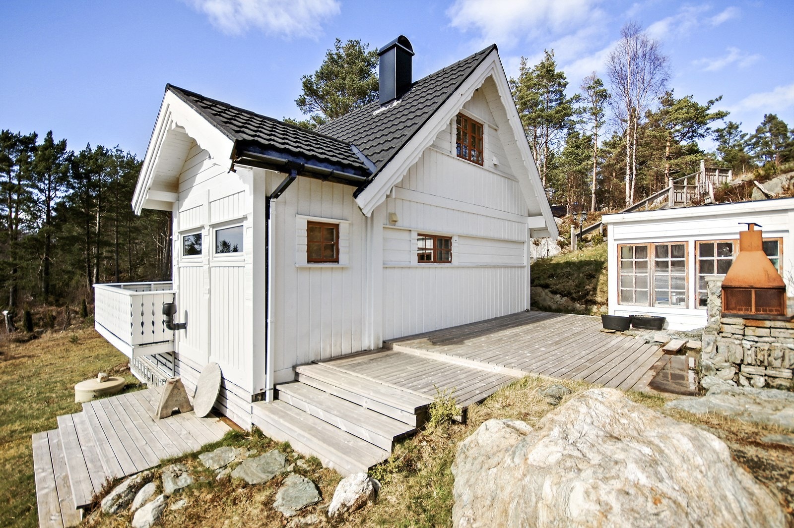 Fra hagen er det kort gåavstand til nausttomt som følger med eiendommen Galleribilde