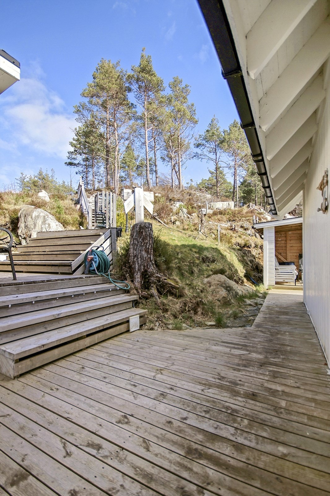 Parkeringsplassen er like ved trapptilkomst til inngangspartiet Galleribilde