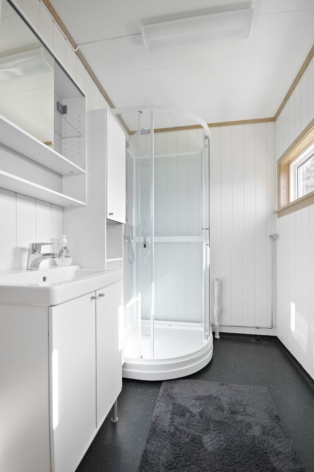 Varmekabler i gulv som kommer godt med i vinterstid Galleribilde