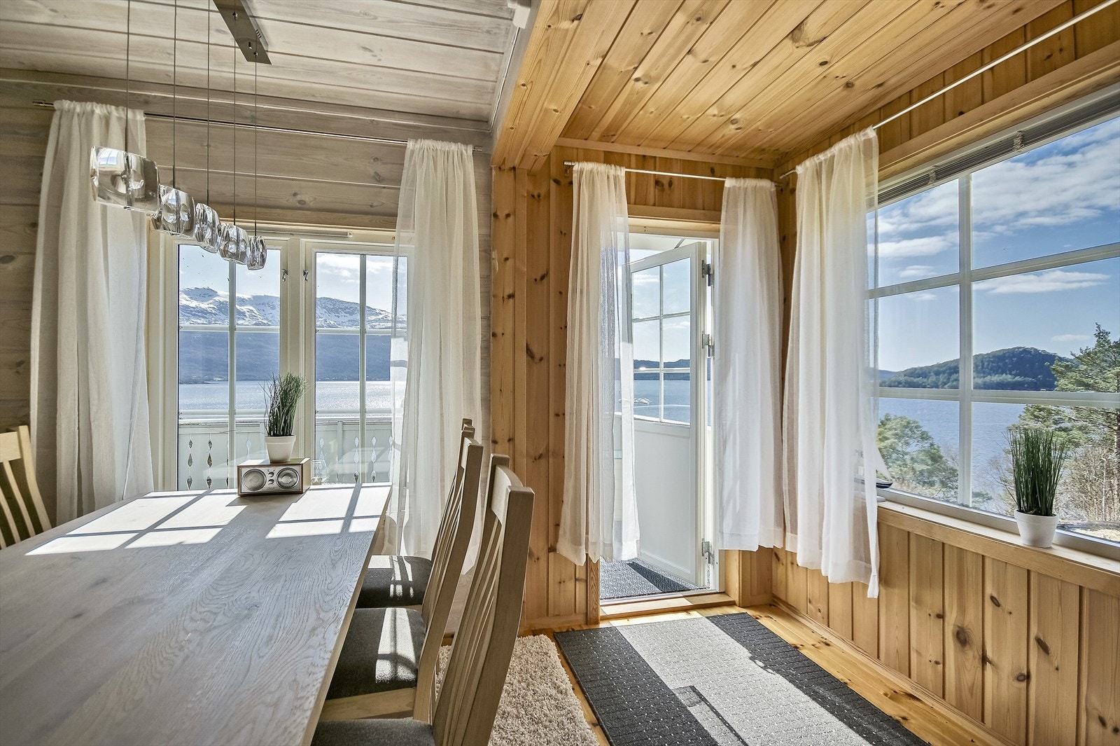 Avslappende og herlig utsikt mot Høydalsfjorden Galleribilde