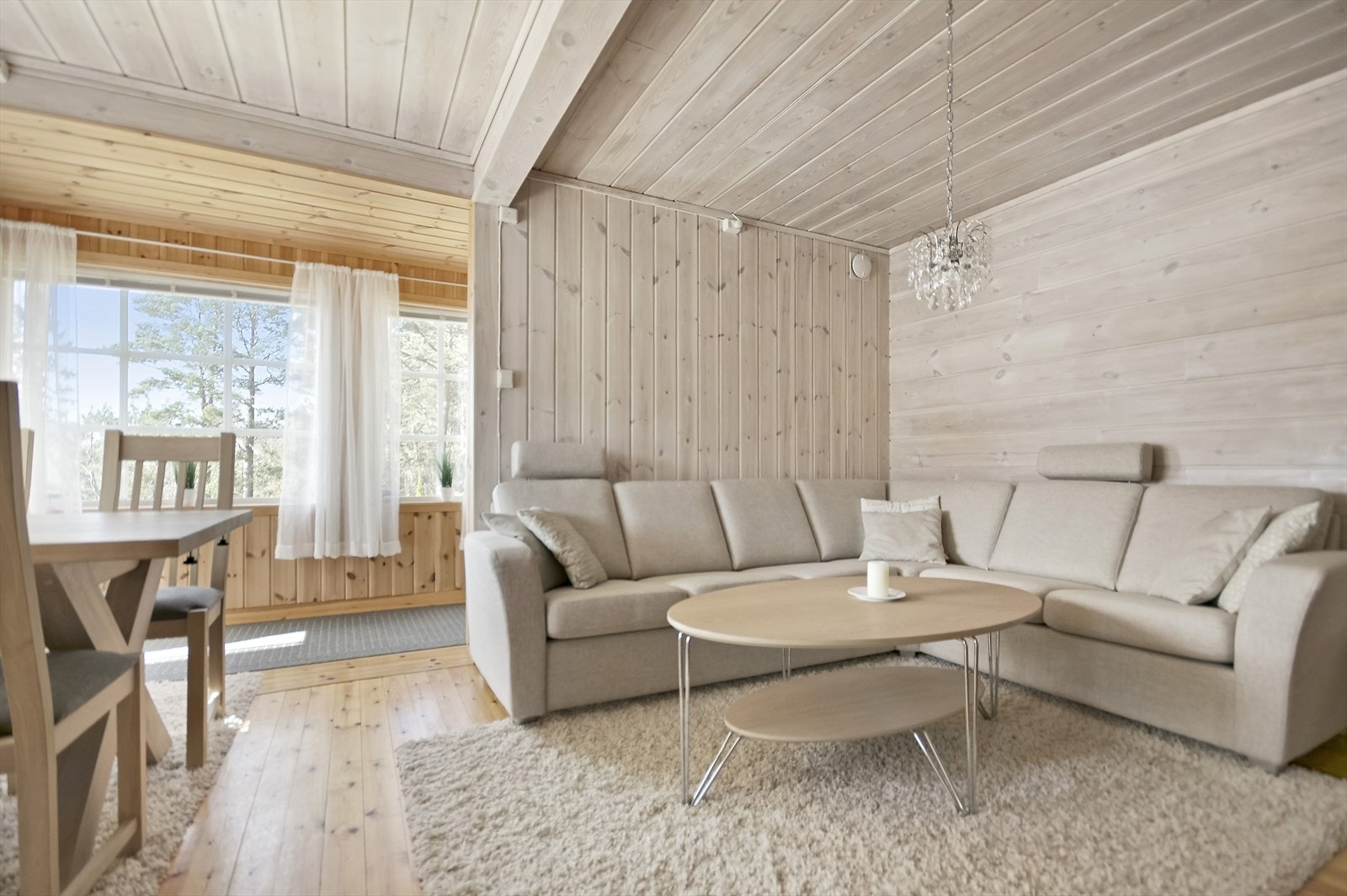 Rikelig med vindusflater som sørger for flott utsikt fra stuen og spisestuen ! Galleribilde