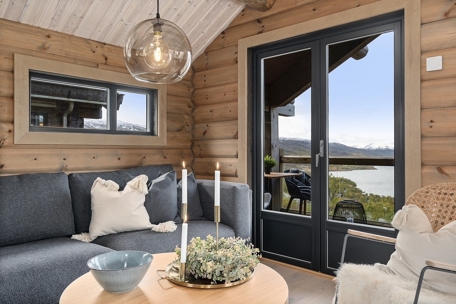 Allrom: Sofagruppen blir familiens samlingspunkt for avslapning samvær - også her med panorama utsikt. (illustrasjonsbilde) Galleribilde