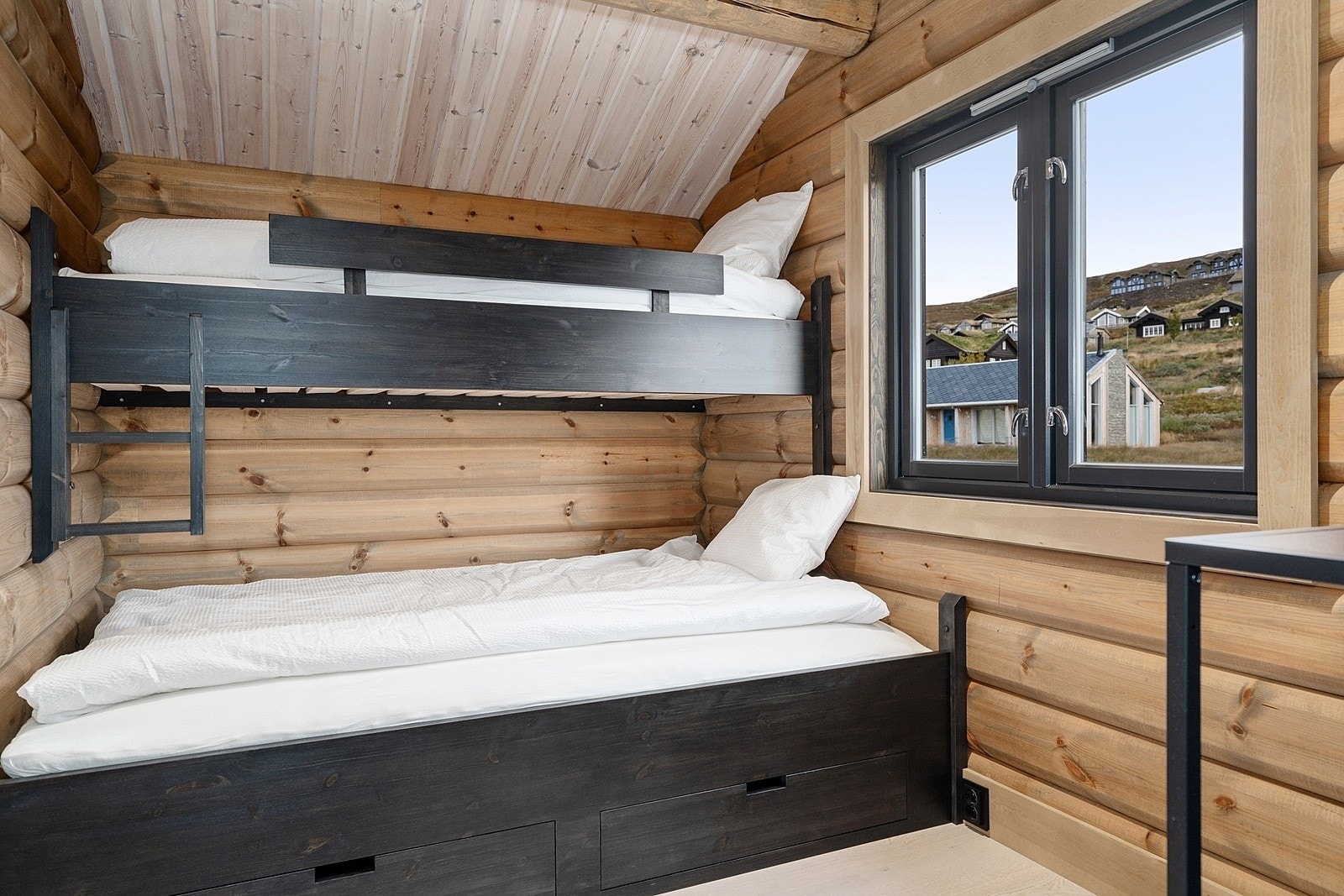 Soverom 2: Med en raus 1,5m familiekøye. (illustrasjonsbilde) Merk: Soverom 2 og 3 er ulike på de 2 planløsningene. Galleribilde