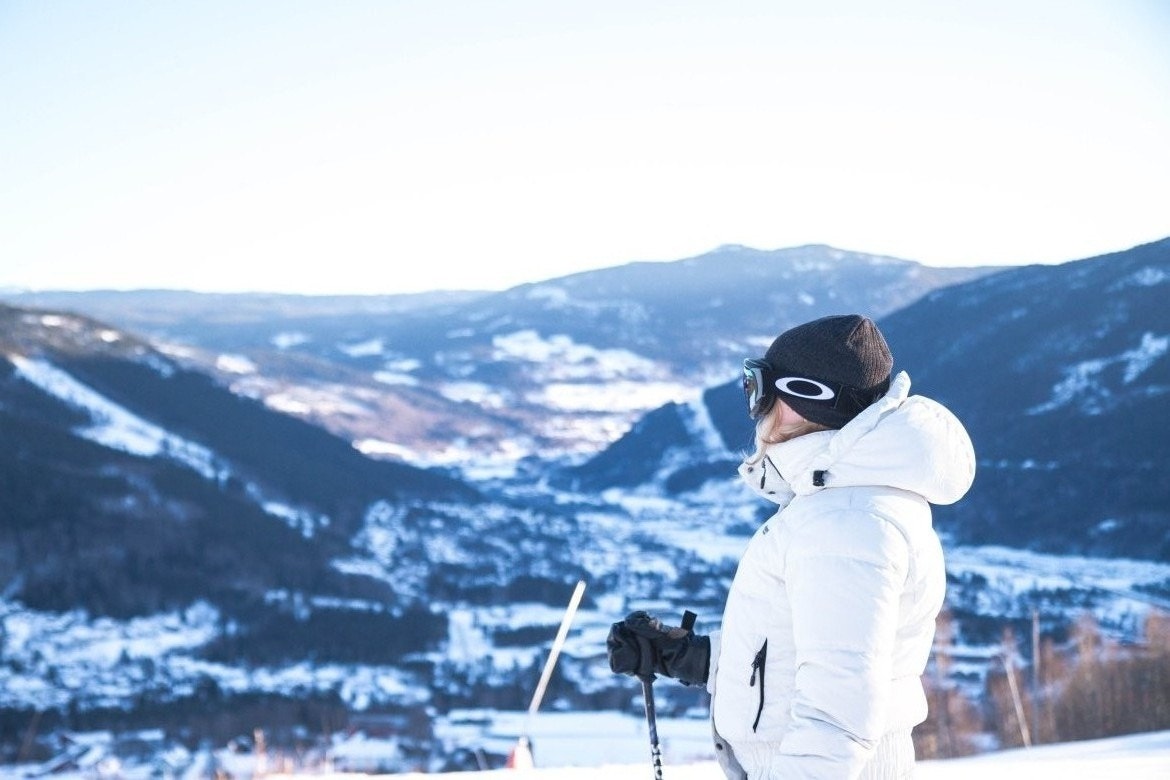 THE CLIFF ligger på toppen av Skagahøgdi Skisenter med fantastisk utsikt over Gol sentrum og høyfjellene rundt Gol. Galleribilde