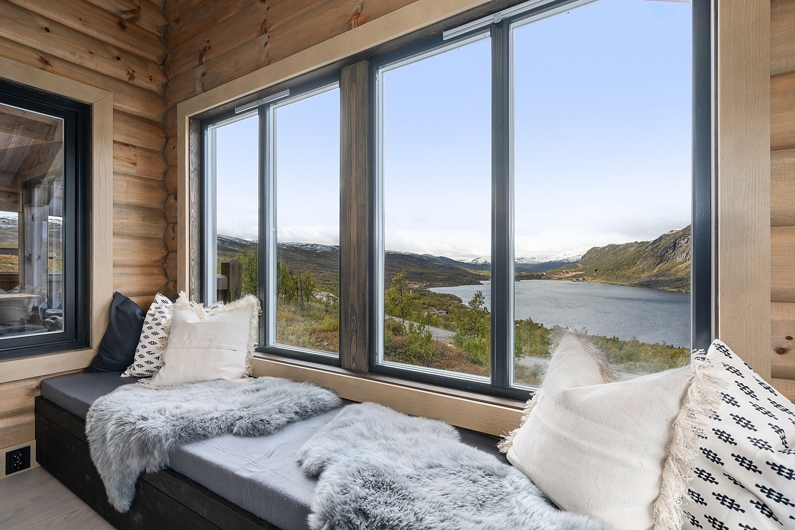 Allrom: Benk for ettermiddagshvil foran utsikten med smart lagring under. (illustrasjonsbilde) Galleribilde