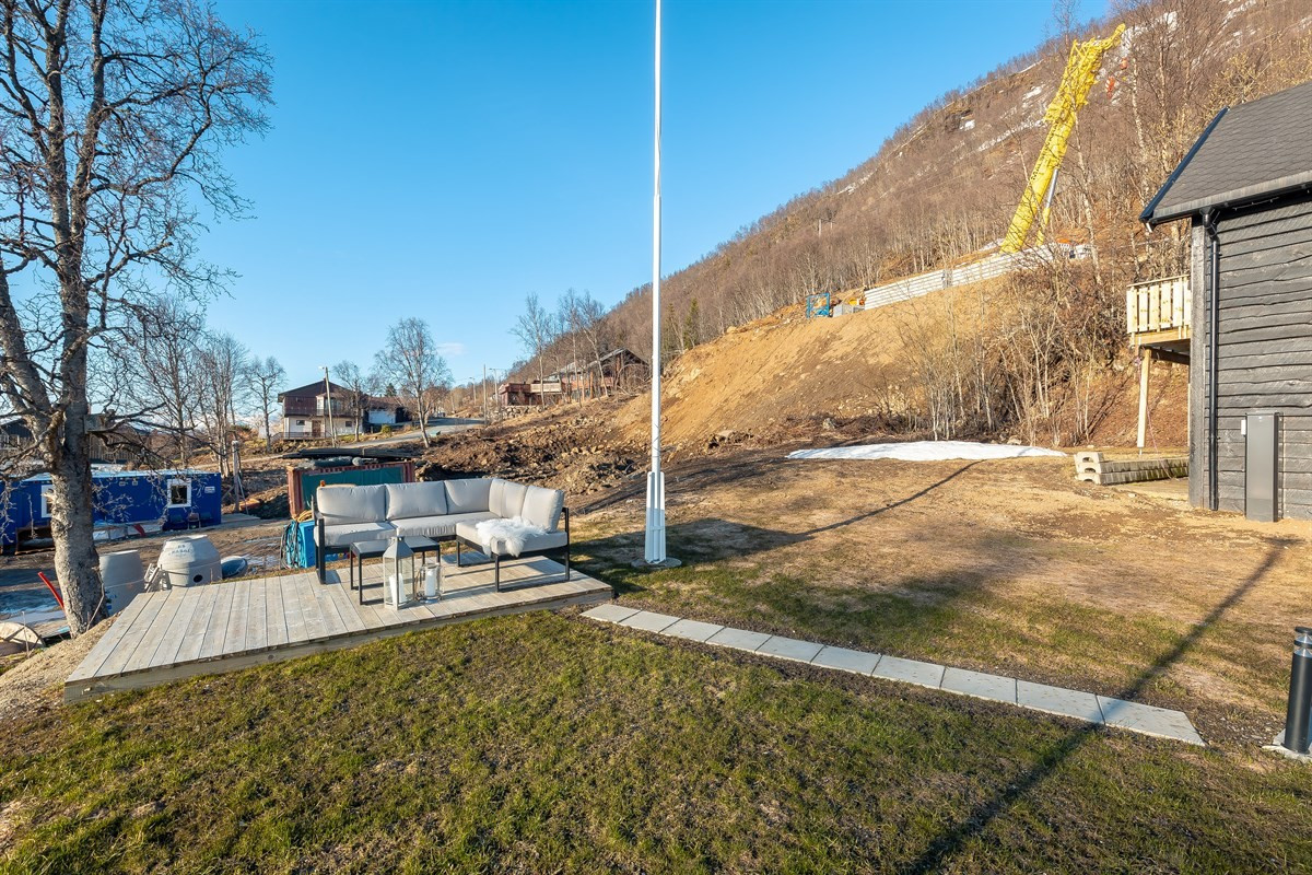 Pent opparbeidede utearealer med uteplatt
