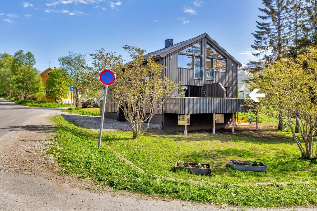 Direkte utgang via skyvedør til veranda mot sør, fra stue