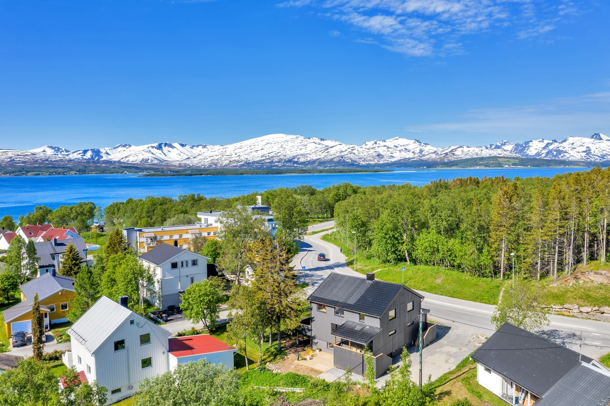 Området er attraktivt da det er svært kort vei til både gangveier, naturområder og lysløype