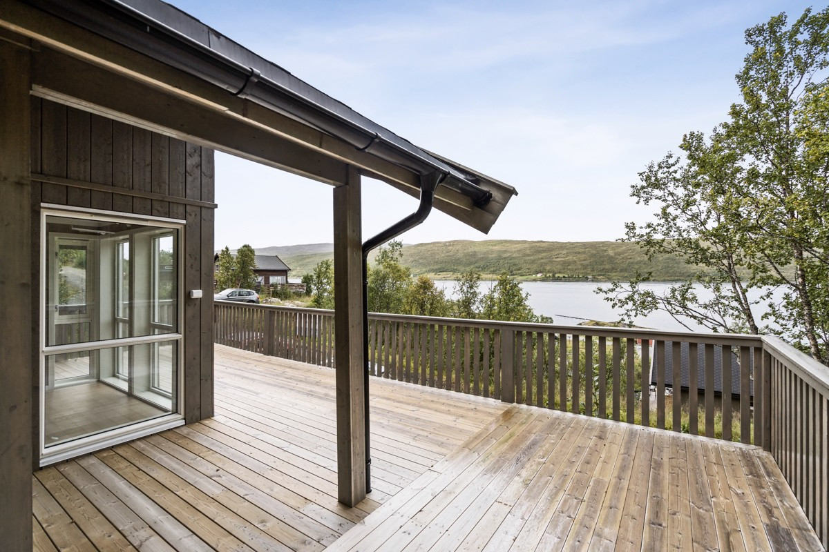 Stor terrasse med utgang fra stue