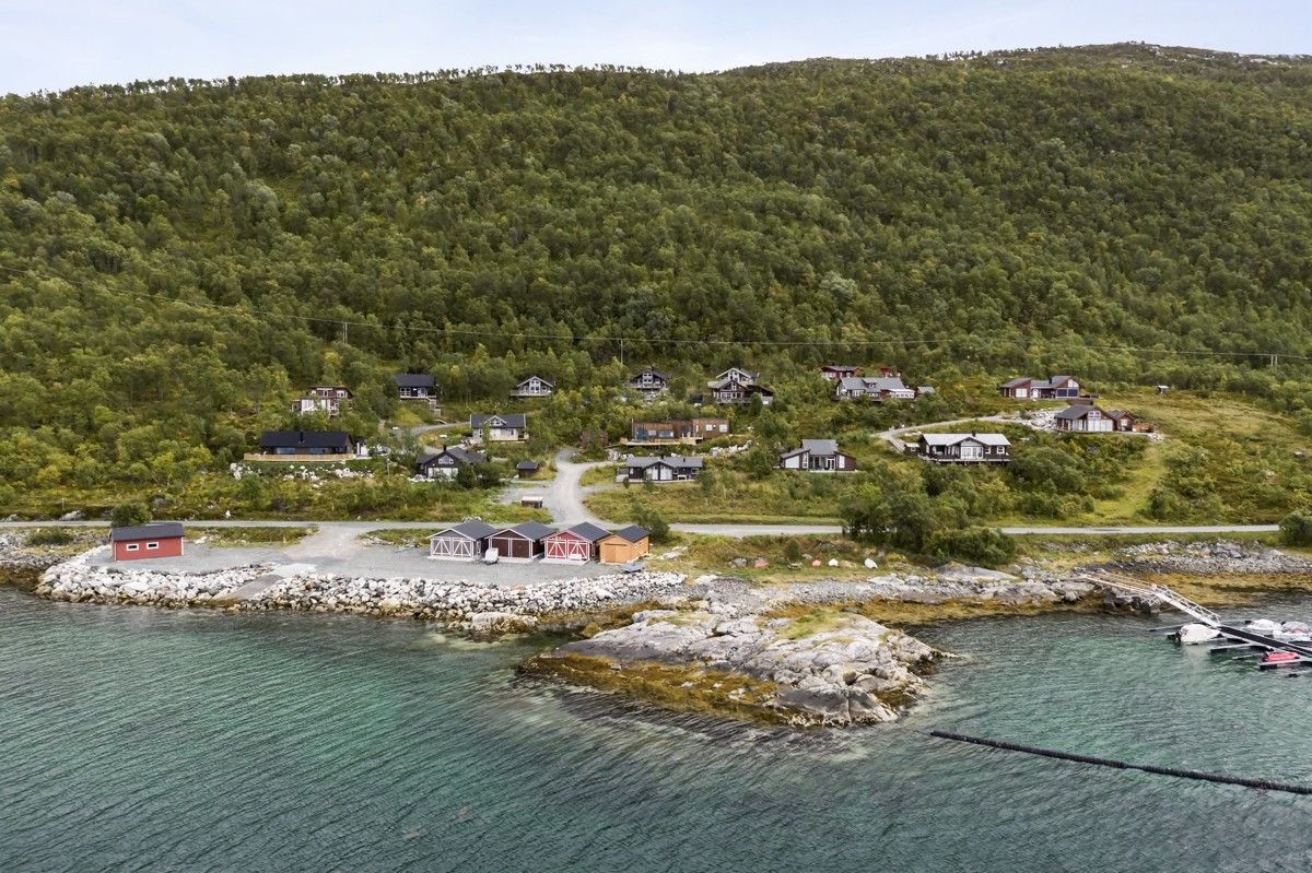 Eiendommen ligger idyllisk til i et rolig boligområde med sjøen