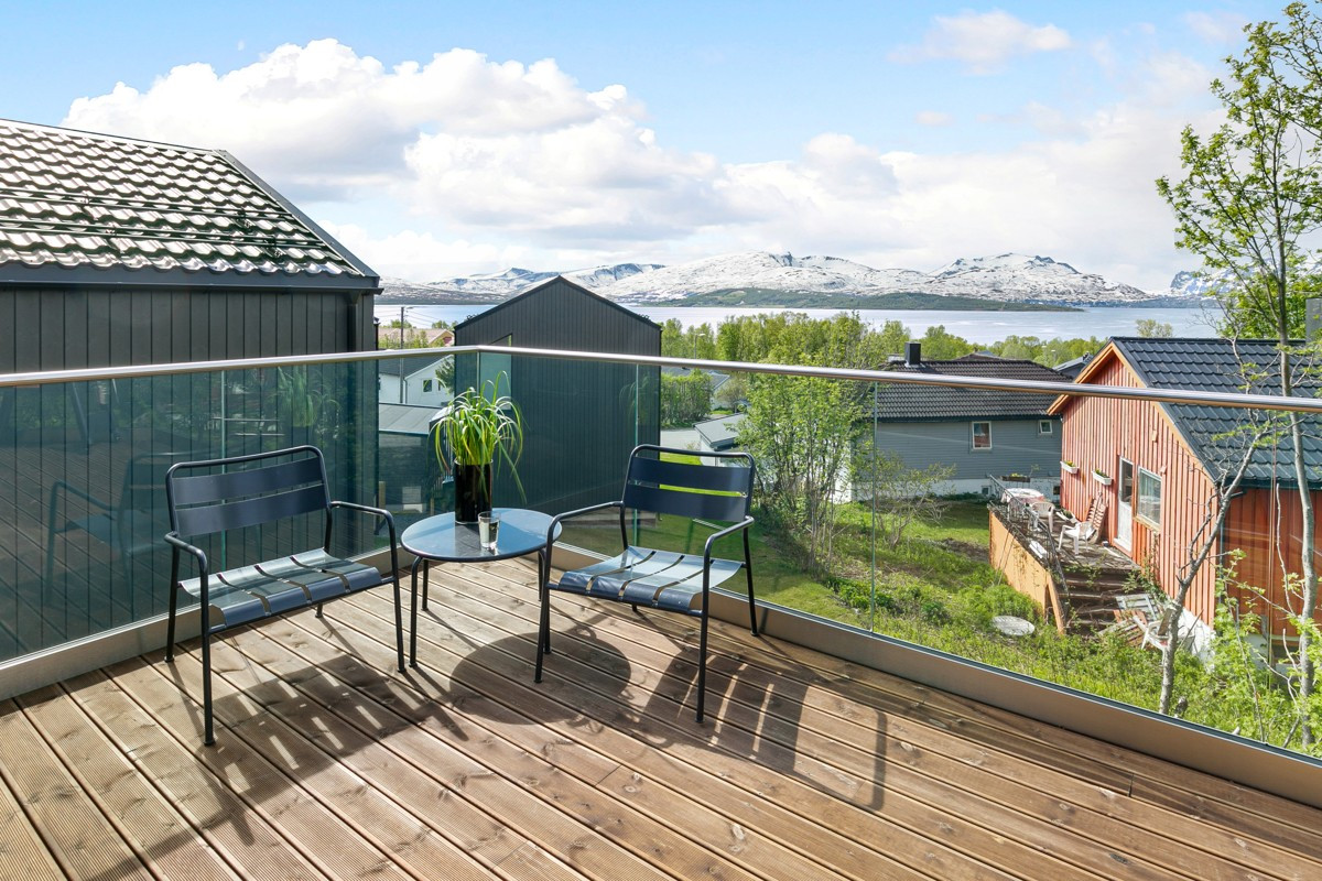 Vestvendt veranda med gode utsiktsforhold!